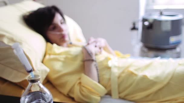 肺癌的伤心女人 — 图库视频影像