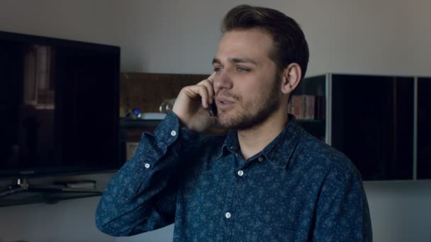 Appel calme et agréable en utilisant le téléphone mobile du jeune homme : beau, attrayant — Video