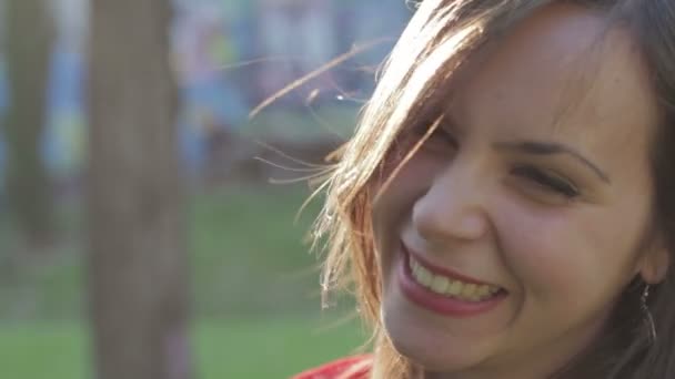 Profil av vacker kvinna som ler - wellness - lycka - skratta — Stockvideo