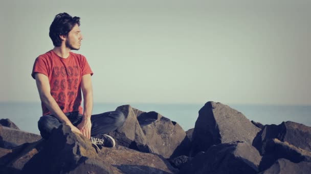 男人放松在岩石上 — 图库视频影像