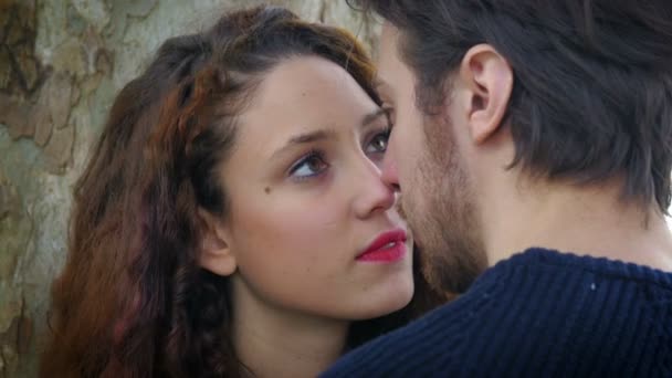 Man kissing tenderly his woman: romantic kisses, couple in love — Stockvideo