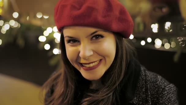 Femme heureuse avec un chapeau rouge — Video