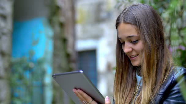 Adolescente usando una tableta — Vídeos de Stock