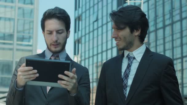 Hommes d'affaires utilisant une tablette : pad, ipad, écran tactile, technologie, internet, web — Video