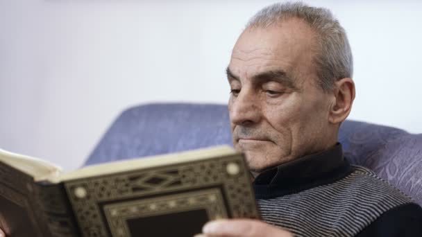 Colto vecchio che legge la Bibbia — Video Stock