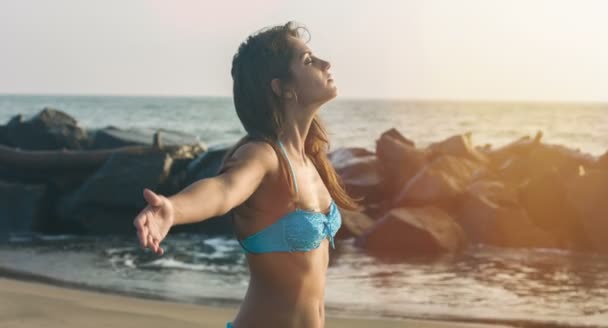 해변에 서 있는 아름 다운 여자 — 비디오