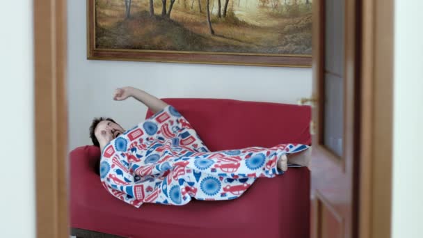 L'homme se réveille après le sommeil — Video