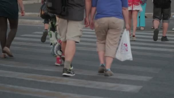 Persone che attraversano la strada su strisce di zebra: centro città, uomini, donna, giorno- Roma, Italia, 10 giugno, 2014 — Video Stock