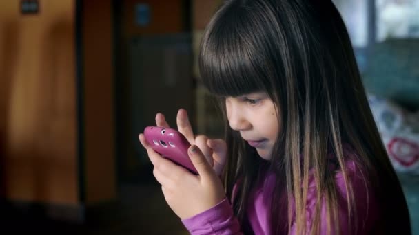 Niño Niña Usando Teléfono Móvil Jugando Con — Vídeo de stock