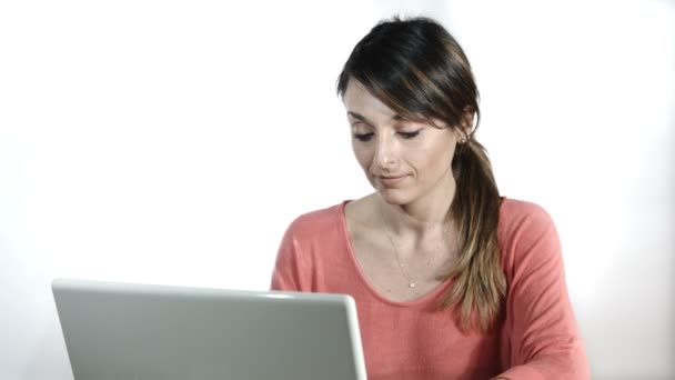 Vrouw die werkt met headset en computer in het midden van een klant — Stockvideo