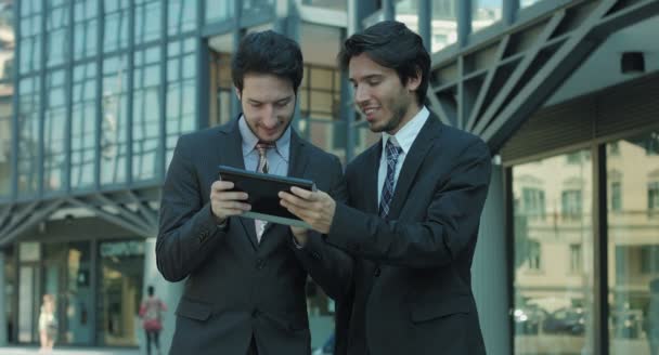 Colegas de trabalho usando tablet perto do escritório: equipe de trabalho usando rede social e web — Vídeo de Stock