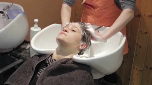 Coiffeur Lave Les Cheveux Femme Dans Évier — Video