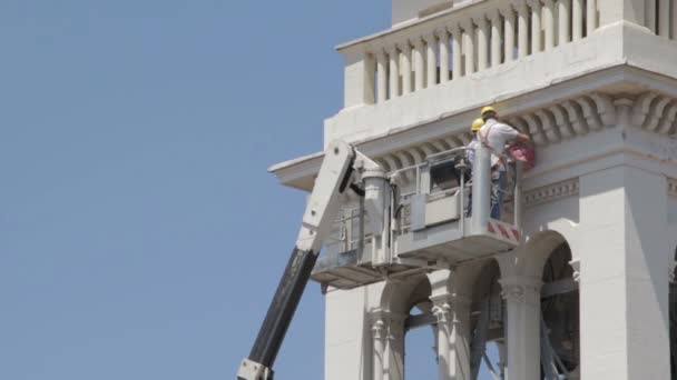 Maurer erledigen Wartungsarbeiten an einer Kirche mit einem Auslegerlift - Kran - Arbeiter — Stockvideo