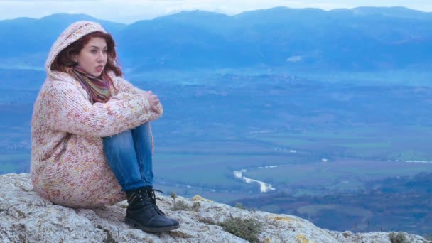 Triste femme chère après un enterrement — Video