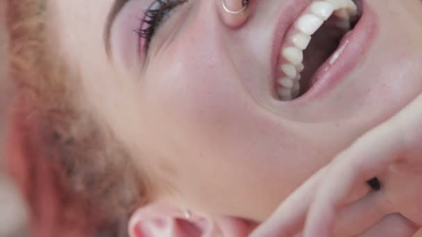 Молодая женщина смеется — стоковое видео