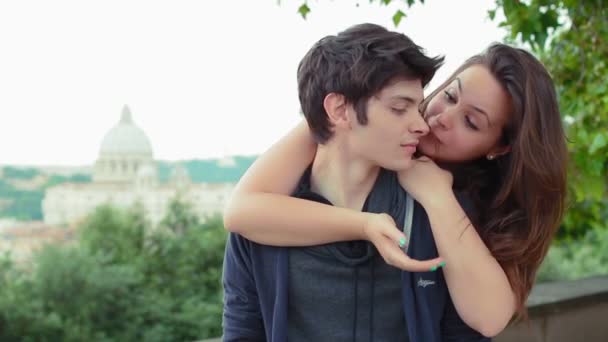 Embrasser couple rire et plaisanter — Video
