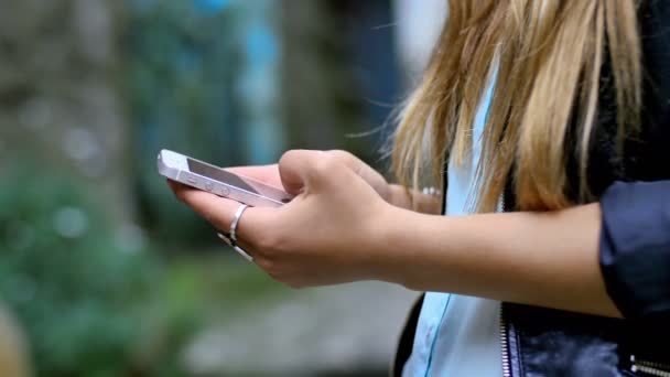 Tiener messaging met een smartphone — Stockvideo