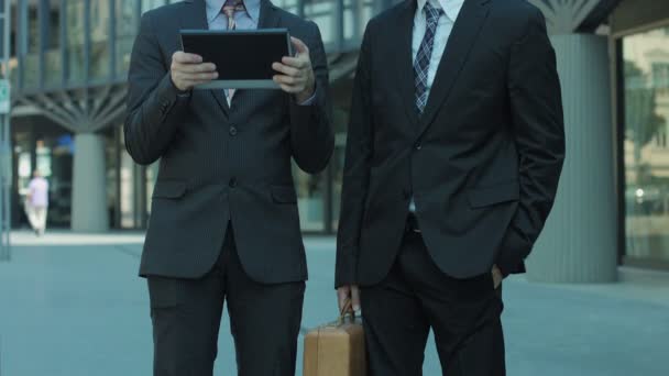 Ludzie biznesu za pomocą tabletu w pobliżu biura: zespół pracy, współpracownicy, w biznesie — Wideo stockowe