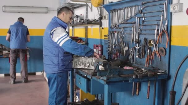 Mecánico de automóviles reparando un motor de coche — Vídeos de Stock