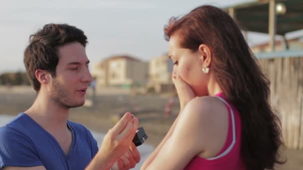 Mann erklärt einer Frau seine Liebe — Stockvideo