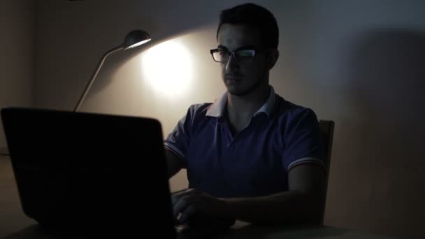 Бізнесмен працює в ноутбуці — стокове відео