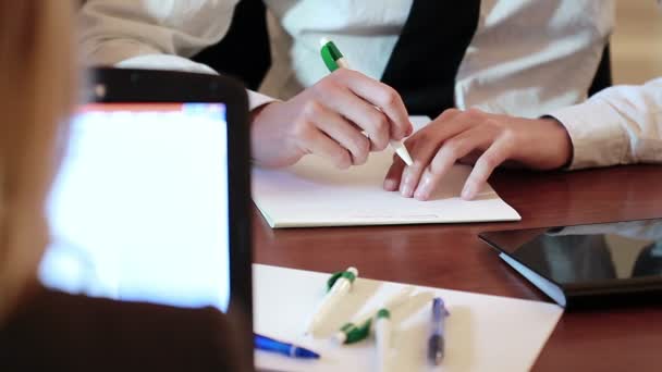 Businessmen and businesswomen in a business meeting — Αρχείο Βίντεο