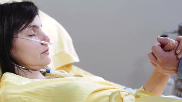 Akciğer kanseri ile üzgün kadın — Stok video