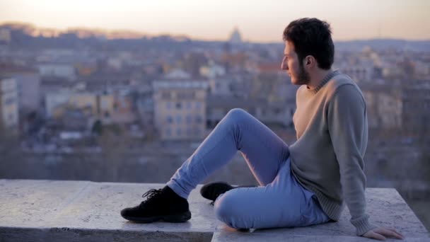 Joven en un tejado, triste hombre mirando hacia abajo — Vídeos de Stock