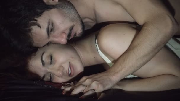 Érzéki pár szeretkezett az ágyban — Stock videók