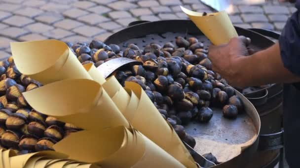 Geroosterde kastanjes in een straat in Rome — Stockvideo