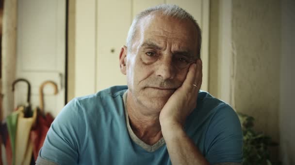 Senior mannen funderar på hans bekymmer — Stockvideo