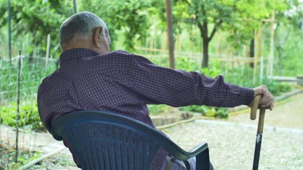 Alter Mann schläft auf einem Stuhl — Stockvideo