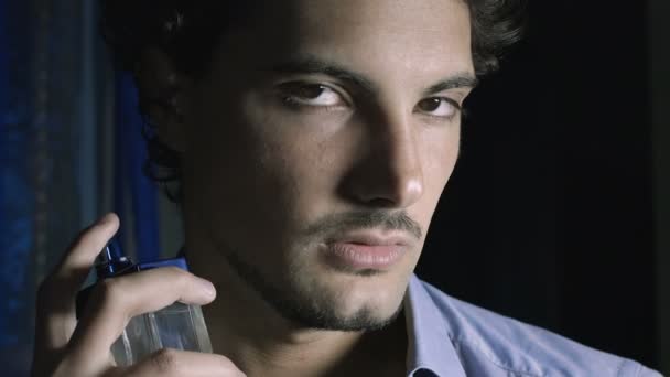 Молодий чоловік розпилює парфуми — стокове відео