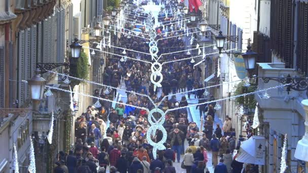 Multitud bajo la lluvia en tiempo de Navidad — Vídeos de Stock