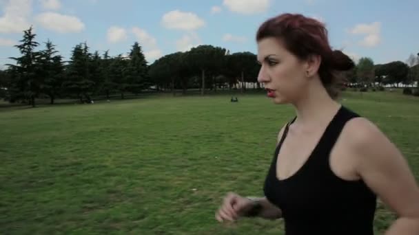 Женщина, бегущая в парке — стоковое видео