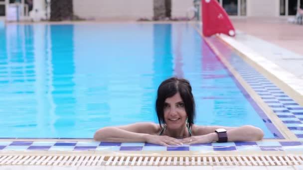 Woman relaxing in the pool — Stock Video