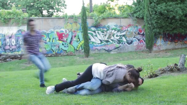 Grupo de amigos que jogam no parque - salto - tikle - elevador - diversão — Vídeo de Stock