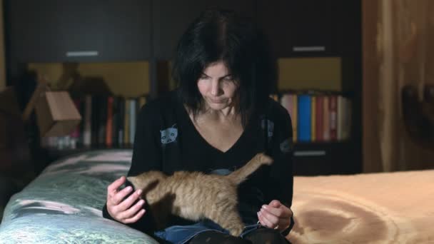 Femme triste jouant avec un chaton — Video