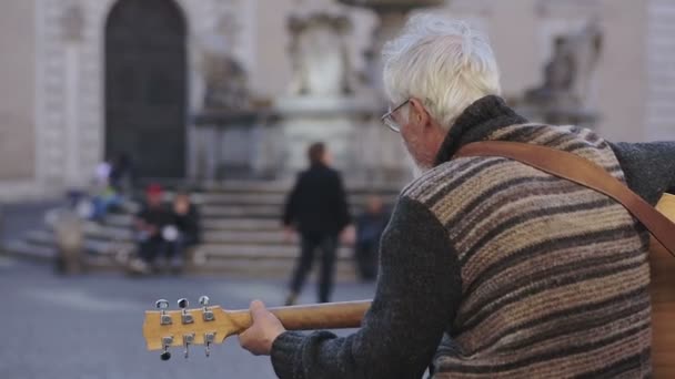 Artista callejero tocando la guitarra en una plaza típica de Roma — Vídeos de Stock