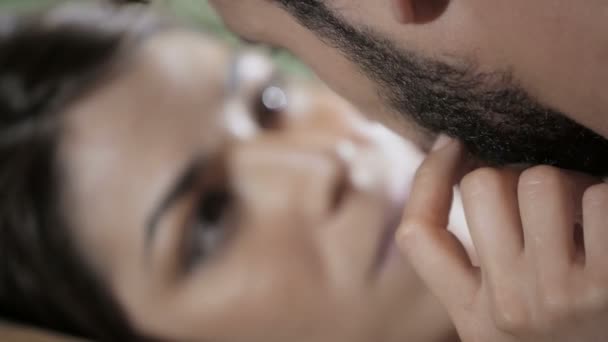 Φιλί παθιασμένου ζευγαριού — Αρχείο Βίντεο