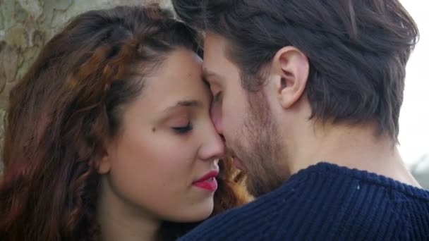 Pareja en el amor besos: jóvenes besos con pasión — Vídeos de Stock