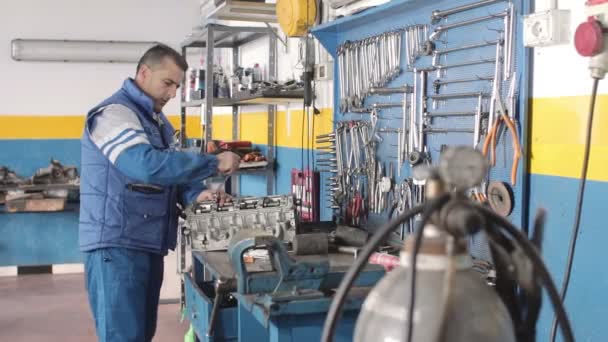 Mecánico de automóviles la reparación de un motor de coche - dolly — Vídeos de Stock