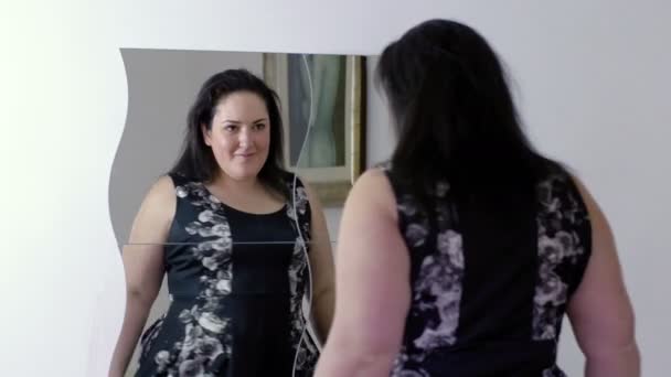 Mujer joven y con sobrepeso — Vídeo de stock