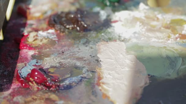 Pintor mistura com as cores da escova — Vídeo de Stock
