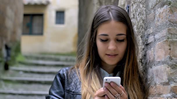 Jovem mulher usando smartphone — Vídeo de Stock