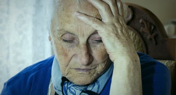Λυπημένος και καταθλιπτικός ηλικιωμένη γυναίκα — Αρχείο Βίντεο
