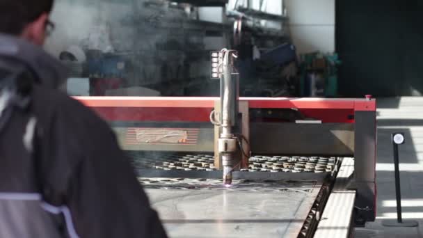 Máquina de plasma industrial de perforación de hierro — Vídeos de Stock