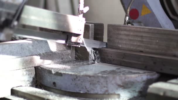 Corte de ferro com serra de fita — Vídeo de Stock
