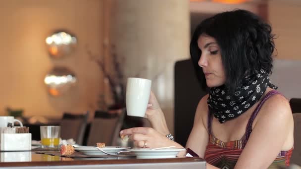 La donna sta facendo colazione — Video Stock