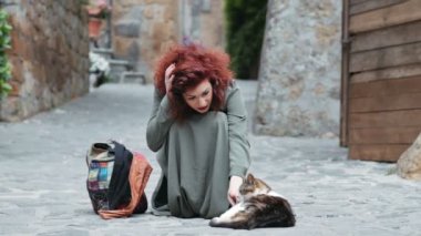 üzgün kadın bir kedi okşama